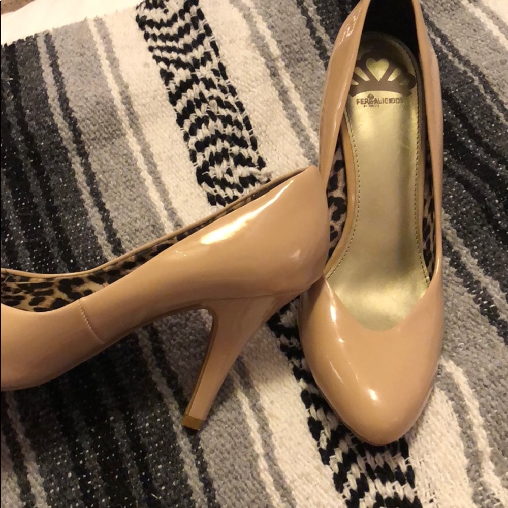 FERGALICIOUS NUDE 3 IN. HEELS SIZE 7.5